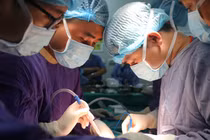 Gần 100 thầy thuốc tham gia ca ghép đa tạng cứu sống 8 người bệnh từ 2 người hiến tạng.