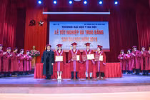 GS.TS. Tạ Thành Văn - Hiệu trưởng Trường Đại học Y Hà Nội - trao Giấy khen cho các tân bác sĩ chuyên khoa II xuất sắc 