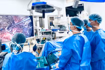 Hai bệnh nhân mang khối u khổng lồ ở vị trí hiểm hóc, đều hồi sinh nhờ niềm tin và y đức