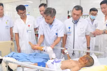 Bệnh viện Việt Đức tặng món quà vô giá cho các bệnh nhân vùng bão lũ Lào Cai