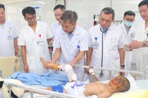 Bệnh viện Việt Đức tặng món quà vô giá cho các bệnh nhân vùng bão lũ Lào Cai