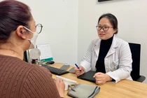 Lạm dụng xem điện thoại, trẻ chậm nói gia tăng, bé trai mắc bệnh cao gấp 4 lần gái