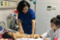 Một cháu bé bị chó cắn điều trị tại Bệnh viện Việt Đức