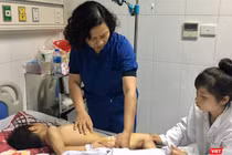 Một cháu bé bị chó cắn điều trị tại Bệnh viện Việt Đức