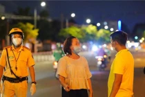 Ảnh chụp lại người phụ nữ trong video đang được chia sẻ, về trường hợp chở thực phẩm cho nhân viên và người nhà cũng bị phạt vì ra đường không có lý do chính đáng 