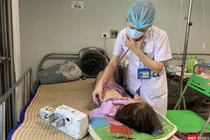 Thiếu thuốc, vật tư ý tế, các bác sĩ gặp nhiều khó khăn trong khám và điều trị bệnh 