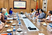 GS.TS. Tạ Thành Văn - Chủ tịch Hội đồng trường Trường ĐHYHN (thứ 2 từ phải sang) - chủ trì buổi làm việc với phái đoàn lãnh đạo cấp cao Đại học Queensland về hợp tác nghiên cứu khoa học