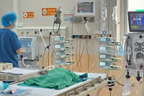 40 giờ lọc máu cứu sống cháu bé bị suy tuần hoàn, suy hô hấp vì tay chân miệng