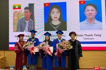 GS.TS. Nguyễn Hữu Tú - Hiệu trưởng Trường Đại học Y Hà Nội và GS.TS. Lê Thị Hương - Viện trưởng Viện Đào tạo Y học dự phòng và Y tế công cộng - chúc mừng 3 học viên xuất sắc của khóa