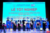 Lễ trao bằng tốt nghiệp cho các cử nhân điều dưỡng của Chương trình tiên tiến Trường Đại học Y Hà Nội