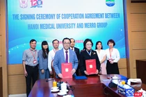GS.TS. Tạ Thành Văn - Chủ tịch Hội đồng Trường ĐHYHN và bà Atsuko Matsuoka - Tổng Giám đốc Tập đoàn MERRO - ký kết hợp tác toàn diện