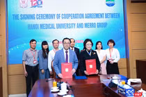 GS.TS. Tạ Thành Văn - Chủ tịch Hội đồng Trường ĐHYHN và bà Atsuko Matsuoka - Tổng Giám đốc Tập đoàn MERRO - ký kết hợp tác toàn diện