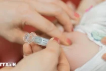 Tiêm phòng cho trẻ. Ảnh; TTXVN