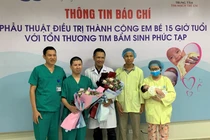 Gia đình cháu bé được cứu sống tặng hoa tri ân các bác sĩ Trung tâm tim mạch trẻ em của BV Nhi Trung ương