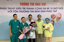 Gia đình cháu bé được cứu sống tặng hoa tri ân các bác sĩ Trung tâm tim mạch trẻ em của BV Nhi Trung ương