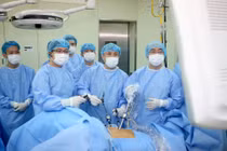 Mỗi ngày điều trị cho khoảng 5.000 bệnh nhân và tiến hành phẫu thuật 150-200 ca, trên 3.000 thủ thuật, nhưng Bệnh viện Trung ương Huế vẫn đáp ứng nhu cầu của người bệnh.