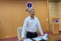 Thứ trưởng Bộ Y tế Nguyễn Trường Sơn chủ trì cuộc họp với các Sở Y tế và bệnh viện về biện pháp ứng phó với dịch đậu mùa khỉ và dịch cúm A (ảnh: Thanh Hằng)