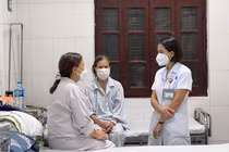 BSCK2. Đoàn Thị Huệ – Phó trưởng Phòng Điều trị Rối loạn Tâm thần người già và Y học giấc ngủ (M8) Viện SKTT Quốc gia - tư vấn cho bệnh nhân bị rối loạn giấc ngủ.