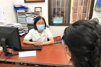 TS. Lê Thị Thu Hà – Trưởng phòng Sử dụng chất và Y học hành vi Viện Sức khỏe Tâm thần - tư vấn cho một nữ bệnh nhân 