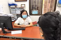 TS. Lê Thị Thu Hà – Trưởng phòng Sử dụng chất và Y học hành vi Viện Sức khỏe Tâm thần - tư vấn cho một nữ bệnh nhân 