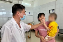 Cậu bé hơn 4 tuổi vẫn không biết nói, không giao tiếp, chỉ sau 3 liệu trình điều trị tại Bệnh viện Châm cứu Trung ương, đến nay, cháu đã biết nói và còn cười, giao tiếp với bác sĩ Dũng khá thân tình.