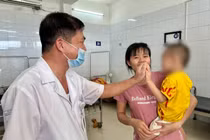 Cậu bé hơn 4 tuổi vẫn không biết nói, không giao tiếp, chỉ sau 3 liệu trình điều trị tại Bệnh viện Châm cứu Trung ương, đến nay, cháu đã biết nói và còn cười, giao tiếp với bác sĩ Dũng khá thân tình.