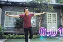 Danh hài Chí Tài chia sẻ trên fanpage cá nhân clip nói về thử thách "đứng một chân trong trạng thái nhắm mắt" để đo nguy cơ đột quỵ (ảnh: MXH)