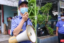 Lực lượng bảo vệ tuyên truyền phòng, chống dịch COVID-19 đối với người dân đi chợ ở Đà Nẵng (ảnh: Hồ Xuân Mai)