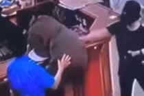 Nhân viên y tế bị hành hung tại Nghệ An: Yêu cầu điều tra, xử lý nghiêm