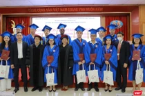 Lãnh đạo Trường Đại học Y Hà Nội và Viện Đào tạo YHDP và YTCC trao Bằng cho các thạc sĩ y tế công cộng quốc tế