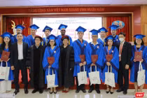 Lãnh đạo Trường Đại học Y Hà Nội và Viện Đào tạo YHDP và YTCC trao Bằng cho các thạc sĩ y tế công cộng quốc tế