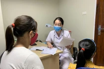 TS. Nguyễn Ngọc Khánh khám, tư vấn cho mẹ và bé gái 6 tuổi dậy thì sớm