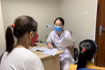 TS. Nguyễn Ngọc Khánh khám, tư vấn cho mẹ và bé gái 6 tuổi dậy thì sớm