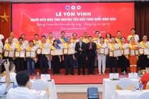 Tôn vinh 100 "ngọn lửa nhân ái đang lan tỏa tình yêu thương" 