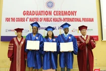 Phó Hiệu trưởng Trường ĐHYHN Phạm Xuân Thắng và GS.TS. Lê Thị Hương – Viện trưởng Viên ĐT YHDP & YTCC – trao bằng cho các tân thạc sĩ quốc tế