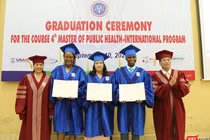 Phó Hiệu trưởng Trường ĐHYHN Phạm Xuân Thắng và GS.TS. Lê Thị Hương – Viện trưởng Viên ĐT YHDP & YTCC – trao bằng cho các tân thạc sĩ quốc tế