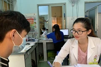 Bác sĩ tư vấn cho bệnh nhân HIV ở Trung tâm y tế Thuận An