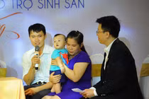 Gia đình anh Hoàng Văn Duy và chị Nguyễn Thị Hằng có con nhờ kỹ thuật micro tese