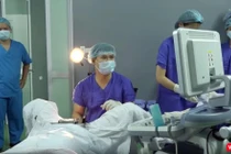 BS Phạm Văn Hưởng - Trưởng khoa Khám bệnh thực hiện thủ thuật để TTTON cho bệnh nhân 