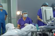 BS Phạm Văn Hưởng - Trưởng khoa Khám bệnh thực hiện thủ thuật để TTTON cho bệnh nhân 