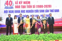 GS.TS. Tạ Thành Văn – Bí thư Đảng ủy, Chủ tịch Hội đồng Trường Đại học Y Hà Nội - chúc mừng tập thể Phòng Quản lý đào tạo Sau đại học được nhận Bằng khen của Bộ GD&ĐT. 
