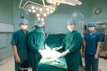 Các bác sĩ thực hiện ca phẫu thuật cho bệnh nhân bị biến chứng đái tháo đường
