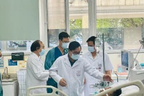 PGS.TS Lương Ngọc Khuê - Cục trưởng Cục Khám, chữa bệnh - thăm và động viên các nạn nhân vụ cháy chung cư Khương Hạ, tại Trung tâm hồi sức tích cực, Bệnh viện Bạch Mai (ảnh: Trần Minh)