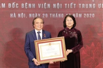 Phó Chủ tịch nước Đặng Thị Ngọc Thịnh đã trao danh hiệu Anh hùng Lao động cho TTND. PGS. TS. Trần Ngọc Lương