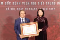 Phó Chủ tịch nước Đặng Thị Ngọc Thịnh đã trao danh hiệu Anh hùng Lao động cho TTND. PGS. TS. Trần Ngọc Lương