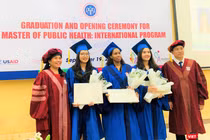 PGS.TS. Đoàn Quốc Hưng – Phó Hiệu trưởng Trường ĐHYHN và GS.TS. Lê Thị Hương – Viện trưởng Viện Đào tạo YHDP và YTCC trao Bằng tốt nghiệp cho 3 học viên xuất sắc nhất khóa