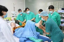 Các thầy thuốc đang tập vận động kết hợp với điều trị cho bệnh nhân 91 để sớm hồi phục sức khỏe (ảnh: Bộ Y tế)