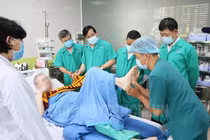 Các thầy thuốc đang tập vận động kết hợp với điều trị cho bệnh nhân 91 để sớm hồi phục sức khỏe (ảnh: Bộ Y tế)