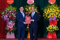 Thủ tướng Nguyễn Xuân Phúc trao quyết định bổ nhiệm chức vụ Bộ trưởng Bộ Y tế cho GS.TS. Nguyễn Thanh Long (ảnh: Trần Minh)