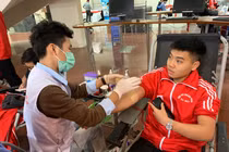 Các bạn trẻ tình nguyện tham gia hiến máu